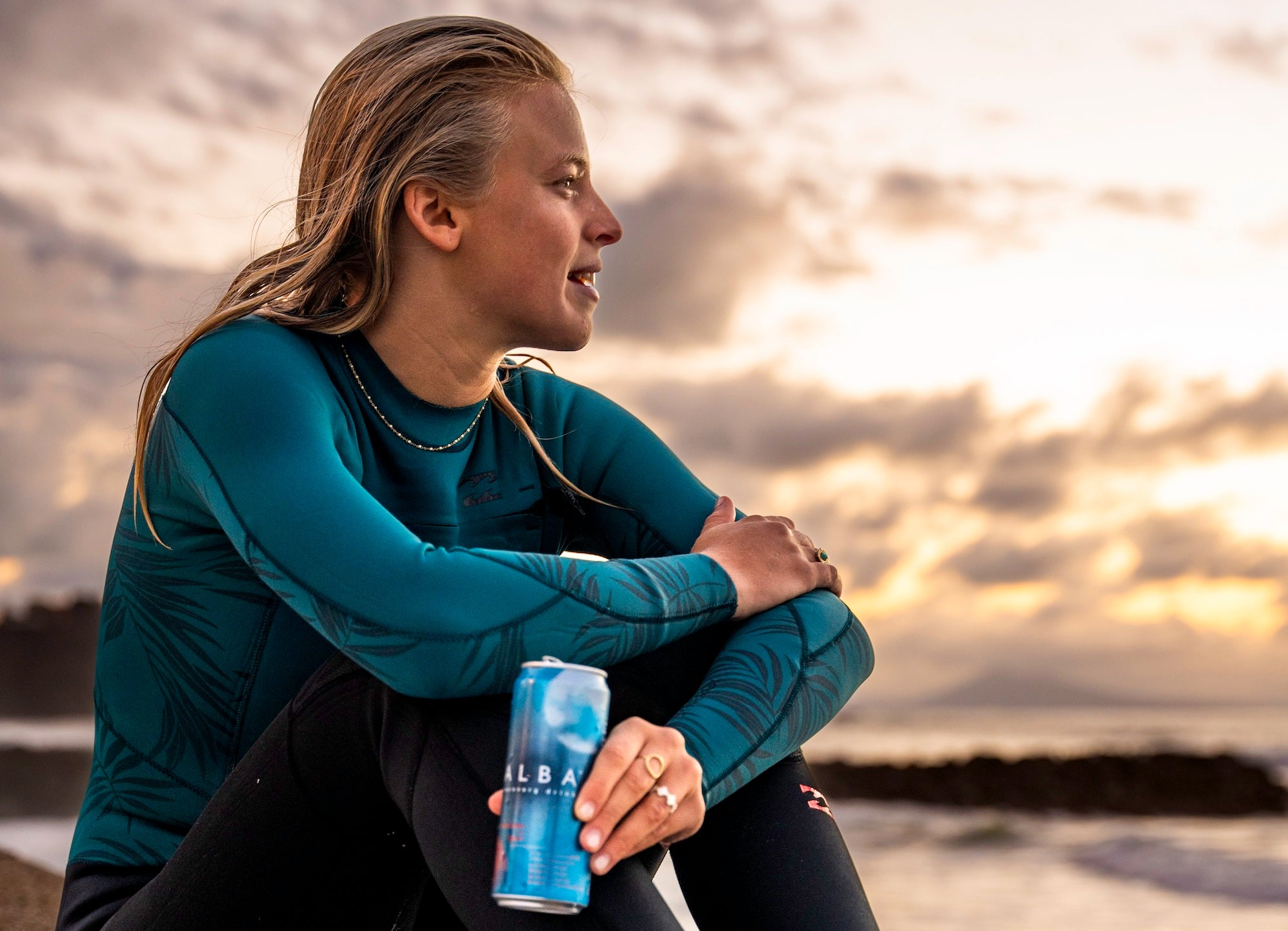 Recovery Drink Alba dans la main de notre athlète - Boisson de récupération française
